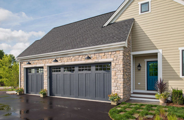 Garasi dengan Gaya Minimalis dan Warna Monokrom